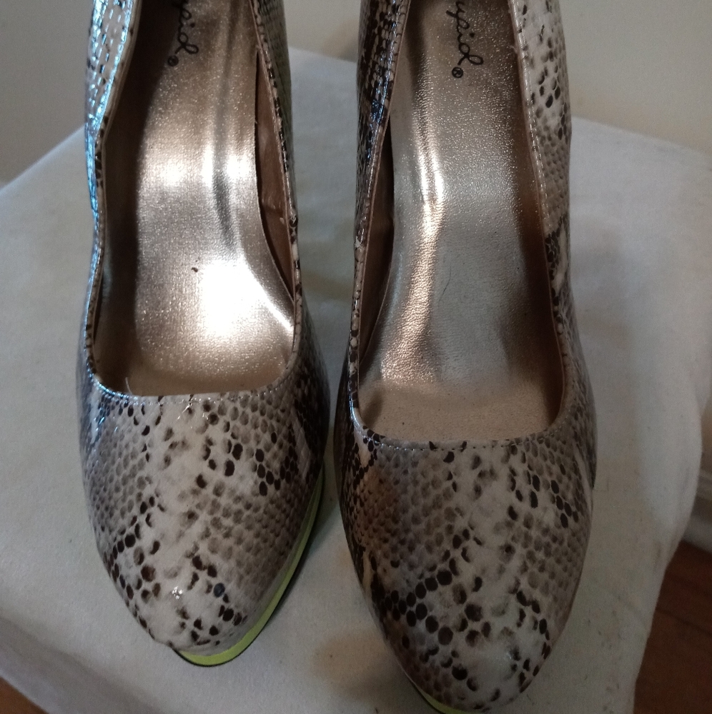Faux Snakeskin w/ lime green heel by Qupid size 10